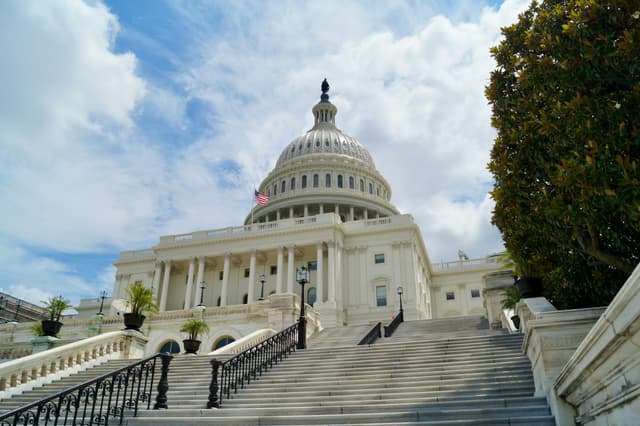 Картинка к новости «США обяжут туристов из стран с высоким риском миграции вносить залог до $15 000»